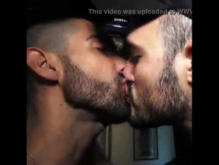 kiss full of tes or between males